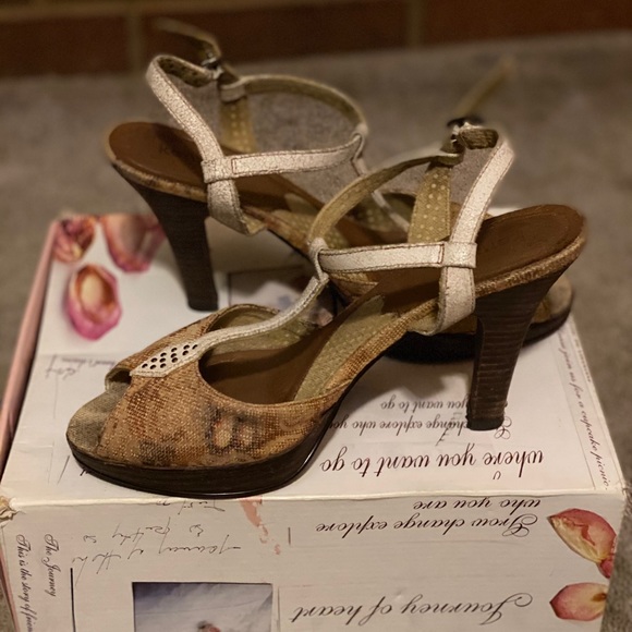 Cute Kenise Sandals - Picture 1 of 4